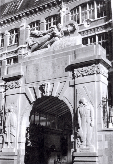 Portail des anciens bâtiments de l'Ecole Centrale des Arts et Manufactures à Paris de Marcel GAUMONT en 1923 | Architecte : Pierre LEPRINCE-RINGUET (1874 – 1954).