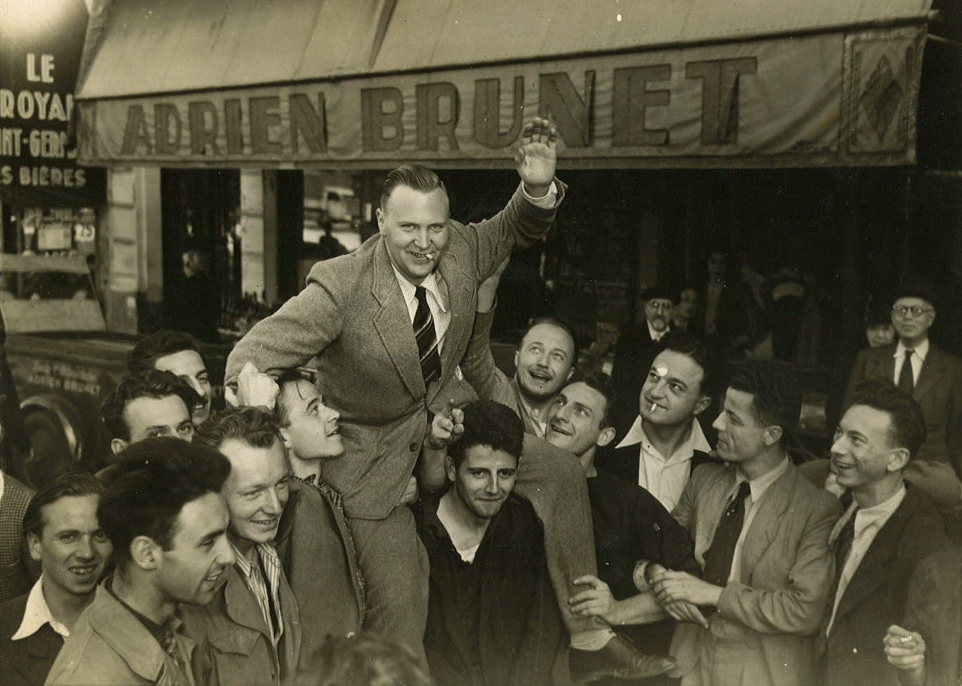 1947 Cordonnier porté en triomphe