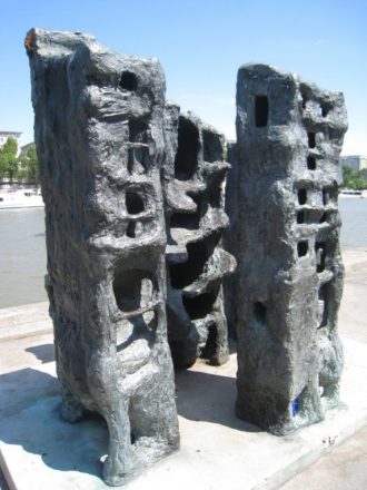 « Demeures 1 » 1958. Sculpture en bronze installée au Musée des Sculptures en plein air, Jardin Tino ROSSI, quai Saint Bernard à Paris / ÉTIENNE-MARTIN.